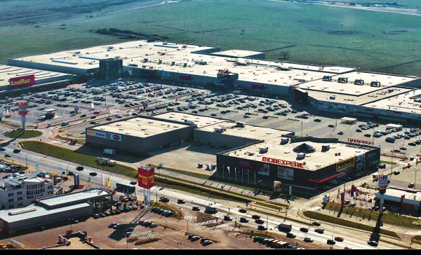 Accident de muncă la mall. S-a prăbușit o schelă peste doi muncitori