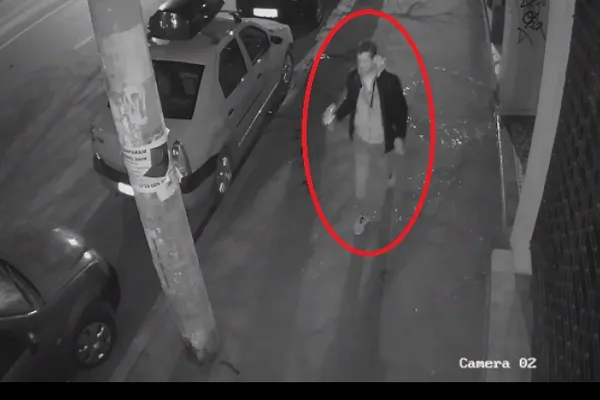 Primele imagini cu presupusul piroman din București. Poliția cere ajutorul: ”L-ați văzut?”