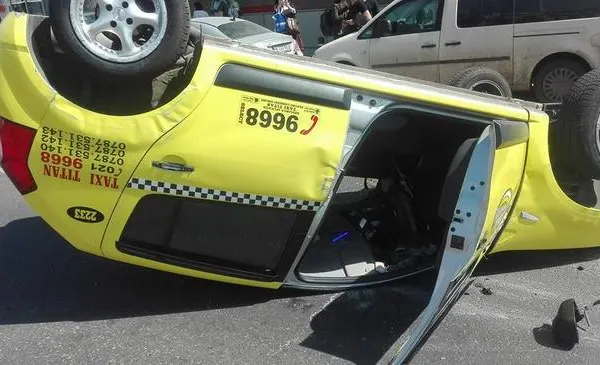Accident teribil în Bucureşti: Un taxi s-a răsturnat, în Crângaşi. Imagini incredibile
