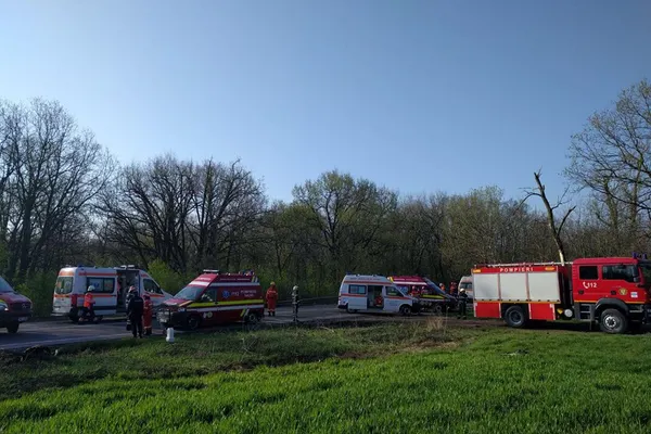 Accident GRAV cu şase victime: Un microbuz s-a ciocnit cu un autobuz