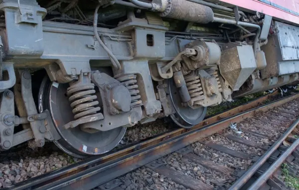 Accident feroviar - cel puţin zece persoane au fost rănite după ce un tren a deraiat
