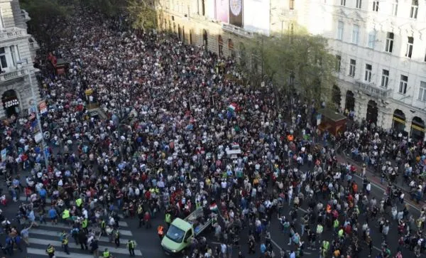 Proteste masive anti-Orban în Ungaria