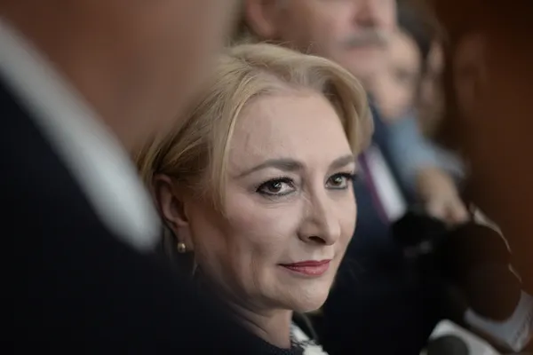 Premierul, "tras de urechi" de școlari: Îi solicităm doamnei prim-ministru să ceară scuze elevilor