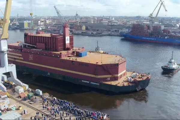 Rusia a lansat prima centrală NUCLEARĂ pe apă din lume