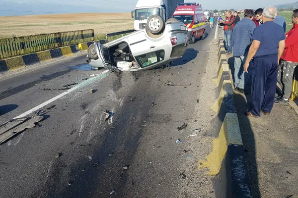 Accident grav pe DN1. Două mașini s-au ciocnit frontal