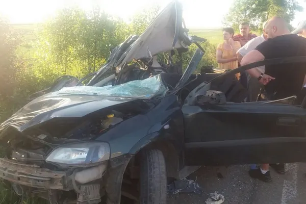 Accident mortal în Suceava. Maşina s-a izbit dintr-un autocar plin cu pasageri într-un TIR