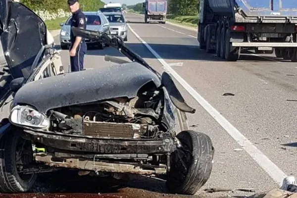 Mașină ruptă în două într-un grav accident. Polițiștii s-au îngrozit când au ajuns la locul faptei