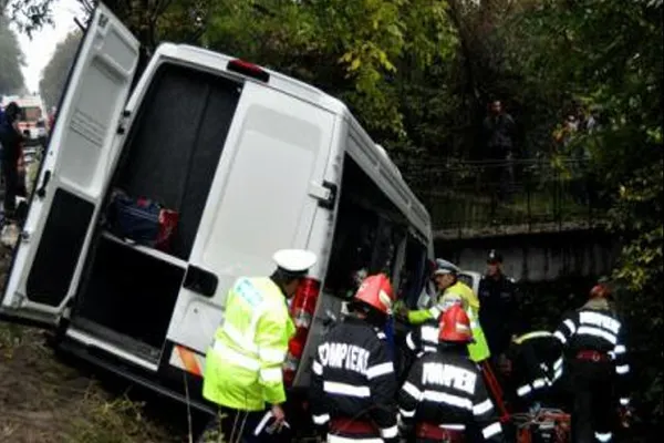 Microbuz plin cu copii, implicat într-un accident rutier