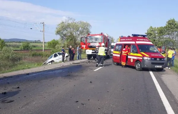Accident în lanţ, pe DN 17. Un microbuz s-a răsturnat pe câmp