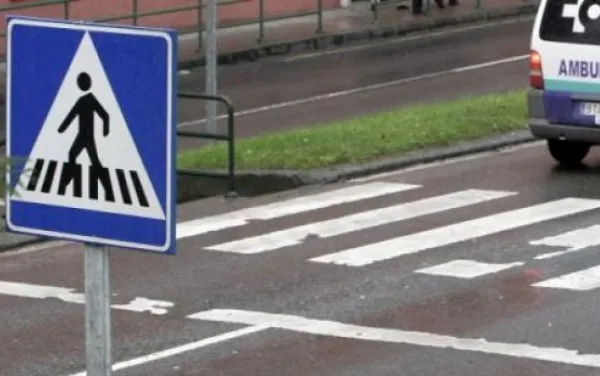 ŞOCANT: Un copil, accidentat pe trecerea de pietoni. Femeia de la volan, bătută de tatăl victimei