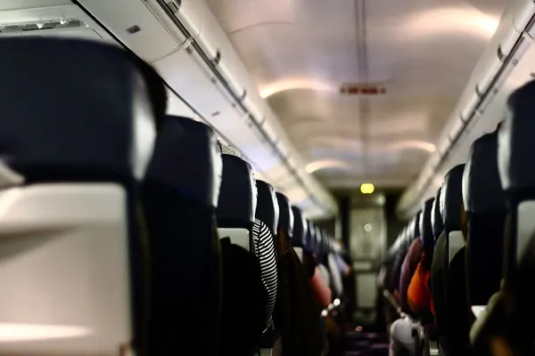 Trei alimente pe care n-ar trebui să le mai consumi în avion