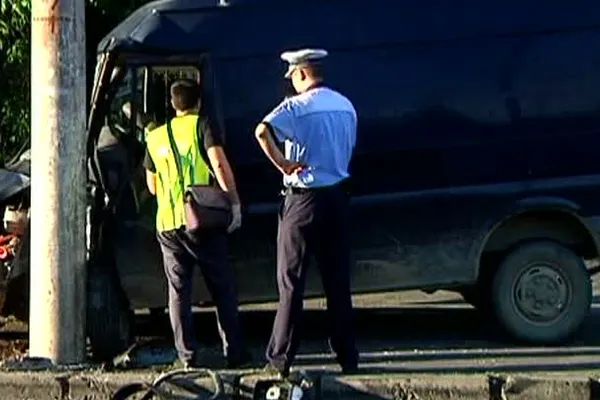 Un echipaj SMURD şi poliţişti, atacaţi cu cuţitul la locul unui accident
