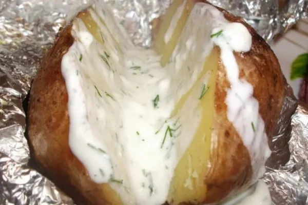 Cum să faci cartofi copţi în folie de aluminiu, ca la restaurant. Ce pun în ei ca să fie delicioşi!