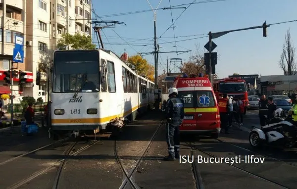 Accident între două TRAMVAIE în Capitală. O persoană a fost rănită grav