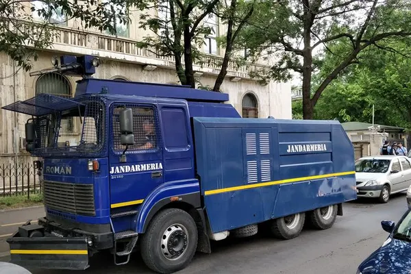 Surpriza neplăcută pregătită de jandarmi pentru protestatari, lângă Guvern