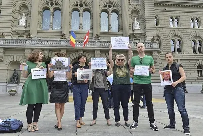 Liviu Dragnea, întâmpinat cu proteste în Elveţia: "Ucigaşul justiţiei române"