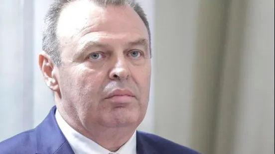 Guvernanții cu două viteze: brici pe justiție, împiedicați la autostrăzi