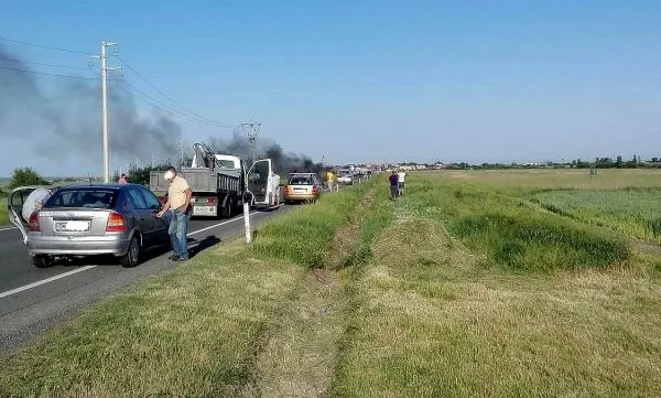 Accident grav la Recaş, mașină în flăcări pe șosea, oameni în panică