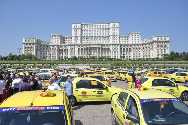 Taximetriștii continuă luni protestele. 100 de mașini se află în piața Constituției
