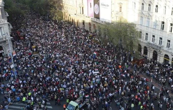 Proteste de amploare la Budapesta: mii de oameni în stradă