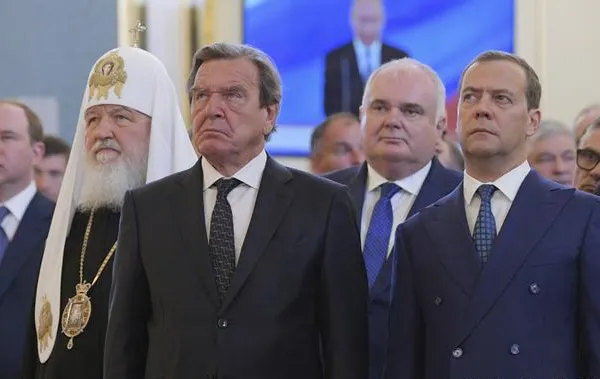 Fostul cancelar Schröder și un șef Stasi, ”aplaudaci” la inaugurarea lui Putin. ”E o rușine!”