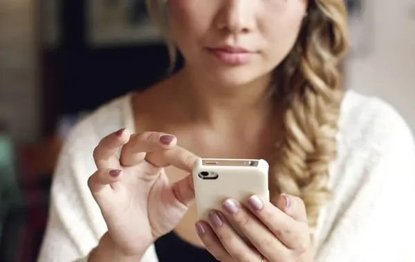 Guvernele spionează utilizatorii de telefoane mobile prin notificările "push" pe care le primim de la diferite aplicații - Dezvăluirea făcută de un senator din SUA