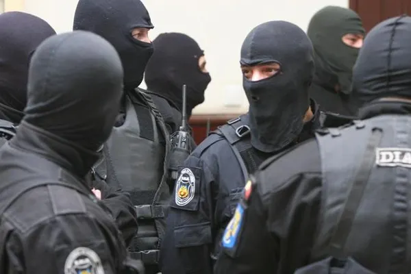 Percheziţii de amploare în Bihor la persoane suspectate că înscenau accidente rutiere pentru a înşela societăţile de asigurări