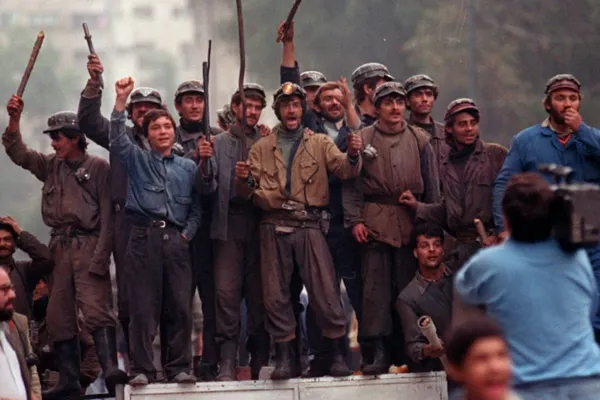 5.000 de lei pe lună pentru victimele Mineriadei din 1990. Legea a fost promulgată de Nicușor Dan