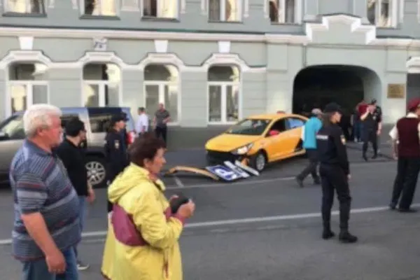 Alertă la CM 2018 din Rusia. Un taxi a intrat în mulțimea adunată la meciuri