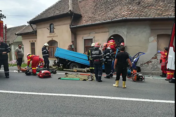 Accident pe DN1. Un camion cu lemne a intrat într-o casă, la Apoldu de Sus