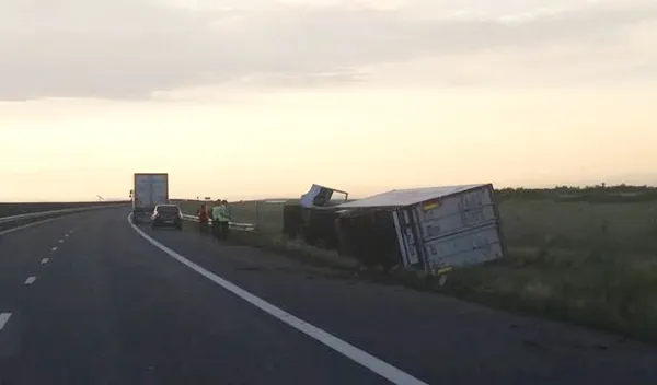 Accident spectaculos pe A1: un TIR s-a răsturnat în afara drumului