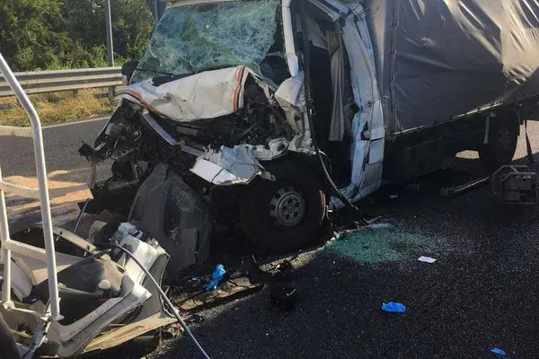 Român mort într-un accident cumplit, în Italia. Impact violent cu un TIR