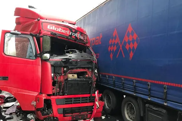 Accident cumplit pe DN2. Trei camioane, în coliziune frontală