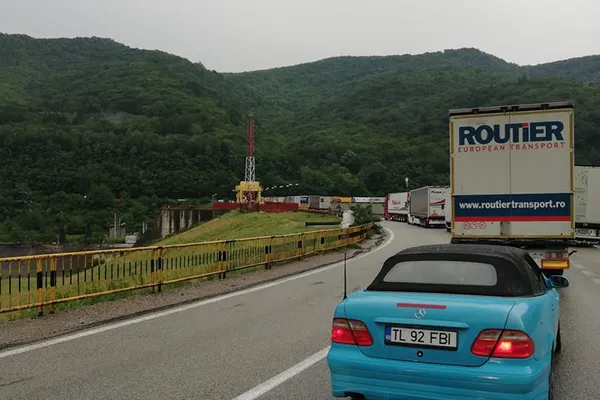 Valea Oltului blocată, după un grav accident între TIR-uri