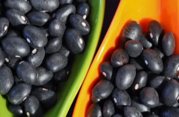 Alimentele negre care fac minuni pentru sănătate. Tu le consumi?