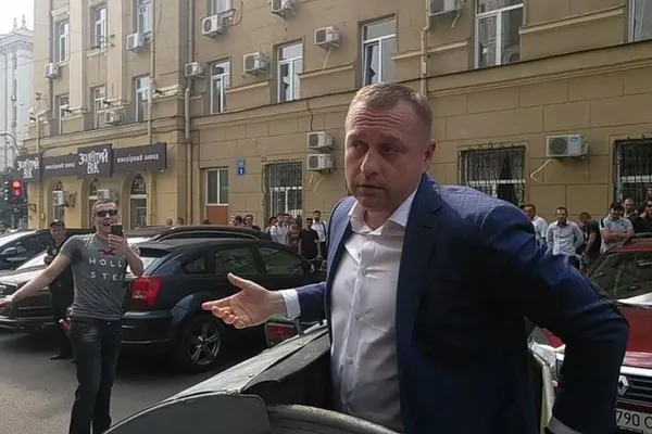 Scene ireale: Un viceprimar din Ucraina a fost aruncat la tomberon de cetățenii furioși