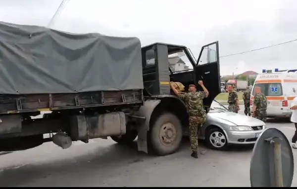 Camion dintr-un convoi militar, implicat într-un accident la Craiova
