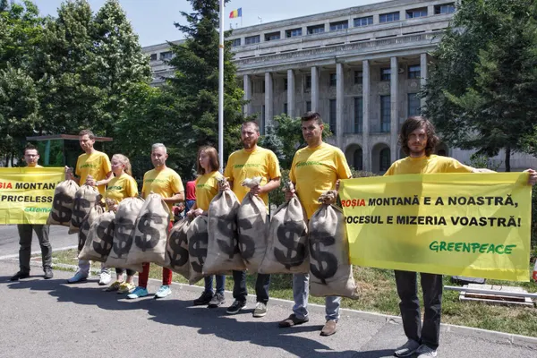 Roșia Montană: Protest surpriză în fața Guvernului