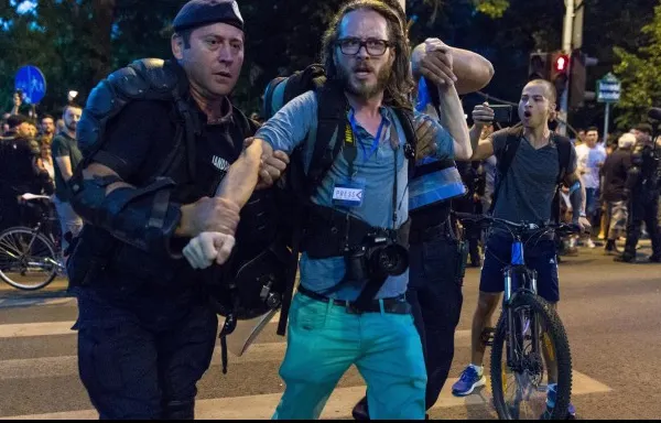 Jurnalistul german reținut la protestele din Capitală a câștigat procesul cu Jandarmeria