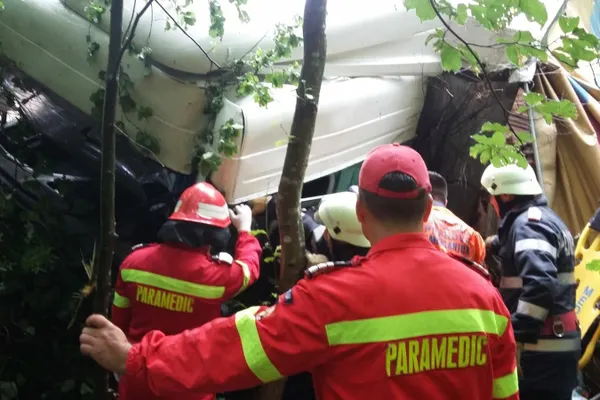 Grav accident pe DN1. TIR răsturnat, șoferul prins în cabină. Traficul, parțial blocat! VIDEO