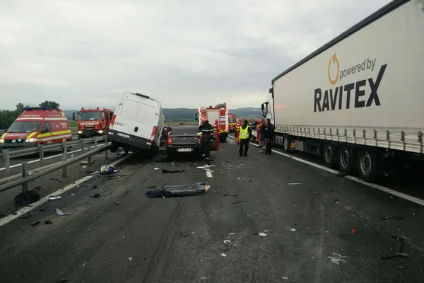 Accident cumplit provocat de o mașină pe contrasens. 4 morți și 3 răniți