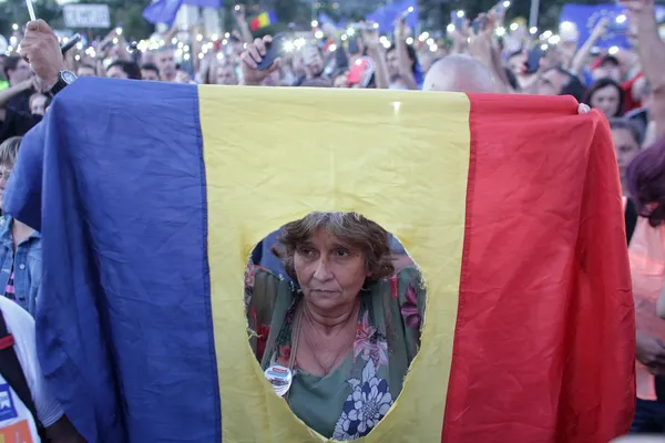 "Cod roşu de OUG". Proteste în Piaţa Victoriei şi în ţară: "Nu vrem să fim conduşi de hoţi!"