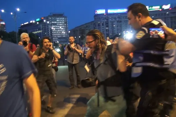 "Brațul armat al lui Dragnea se termină acolo". Mesajul ziaristului german, luat cu duba la proteste