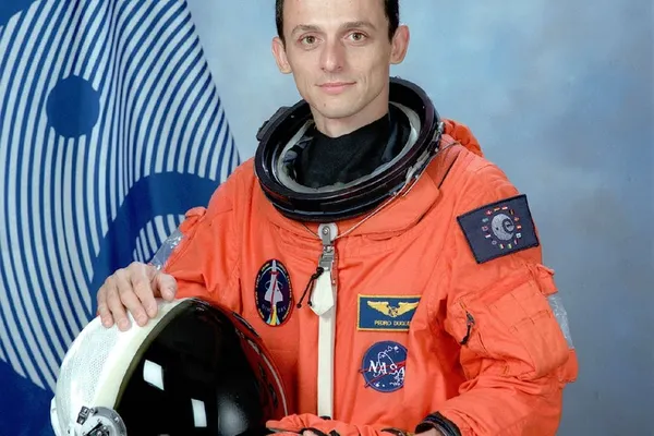 Spania are un astronaut în noul guvern și o poză cu el face ravagii pe Internet