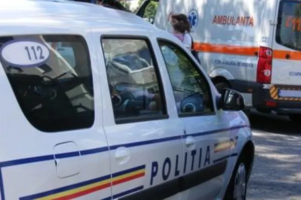 Două mașini implicate într-un accident, la o trecere la nivel cu calea ferată