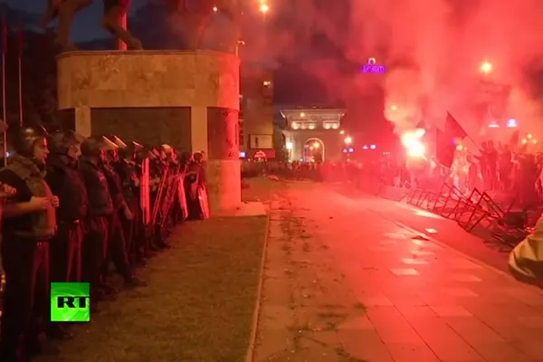 Proteste și gaze lacrimogene la Skopje, după semnarea acordului de schimbare a numelui Macedoniei