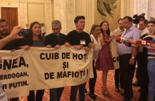 Măsură fără precedent luată de PSD ca să evite proteste la moțiune. USR nu mai poate aduce invitați