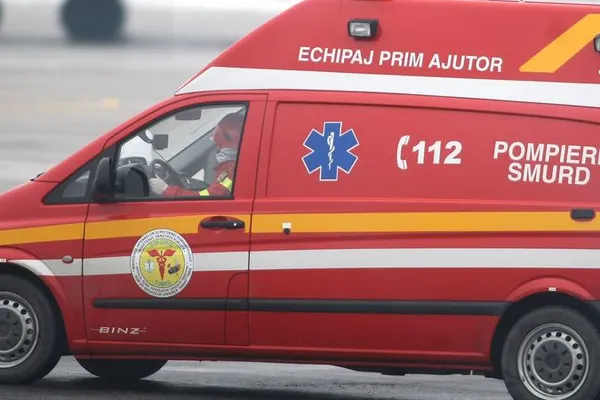 Şase persoane rănite într-un accident rutier. Ciocnire violentă între un microbuz şi un autoturism
