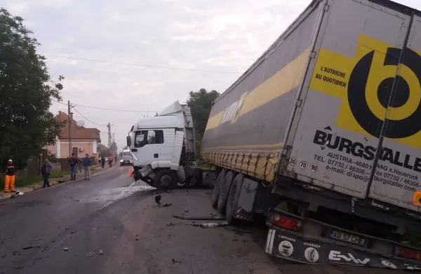 Accident îngrozitor în Covasna: 4 victime, după ce un TIR a zdrobit un autoturism
