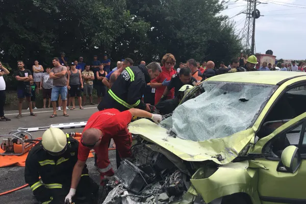 Imagini cumplite de la accidentul din Costineşti. Trei persoane, rănite